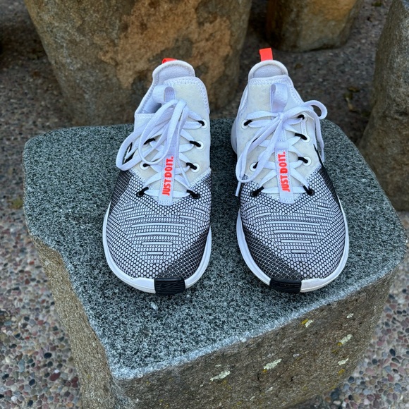 ✨ NIKE FREE TR 8 SNEAKERS ✨ - Picture 2 of 9